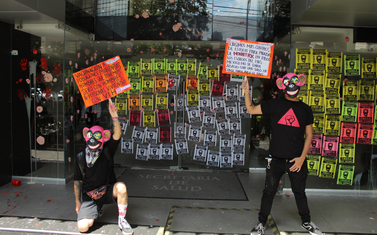 Comunidad LGBT+ exige vacuna contra viruela símica; realiza pintas en Secretaría de Salud | Video