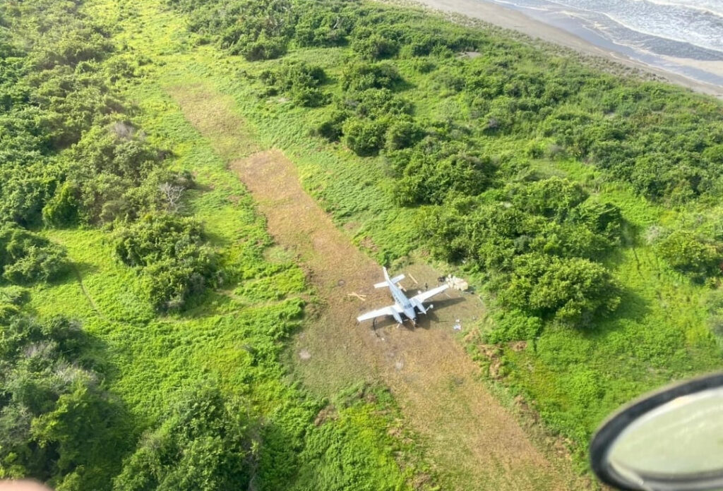 Con apoyo de 8 aeronaves, militares mexicanos bajan y aseguran avión con 657 kilos de presunta cocaína