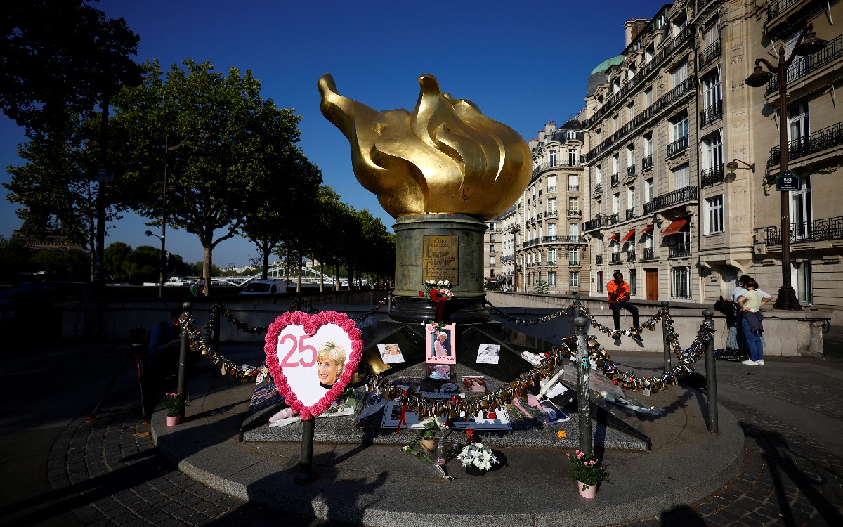 Con flores y fotos, recuerdan a la princesa Diana en París a 25 años de su muerte