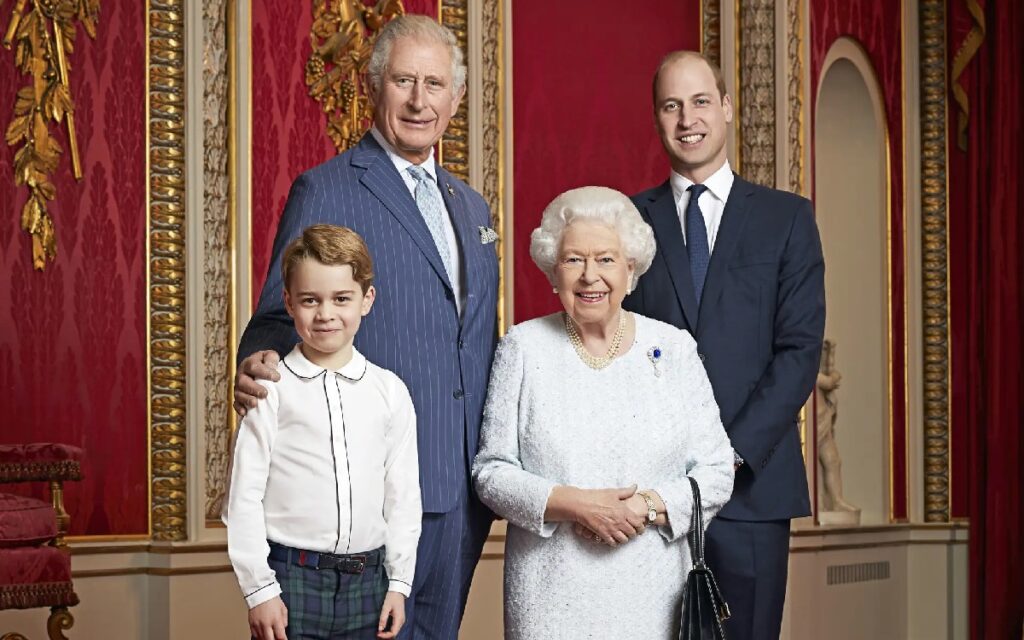 Con la partida de Isabel II, ¿quién asume el trono de la familia real británica?