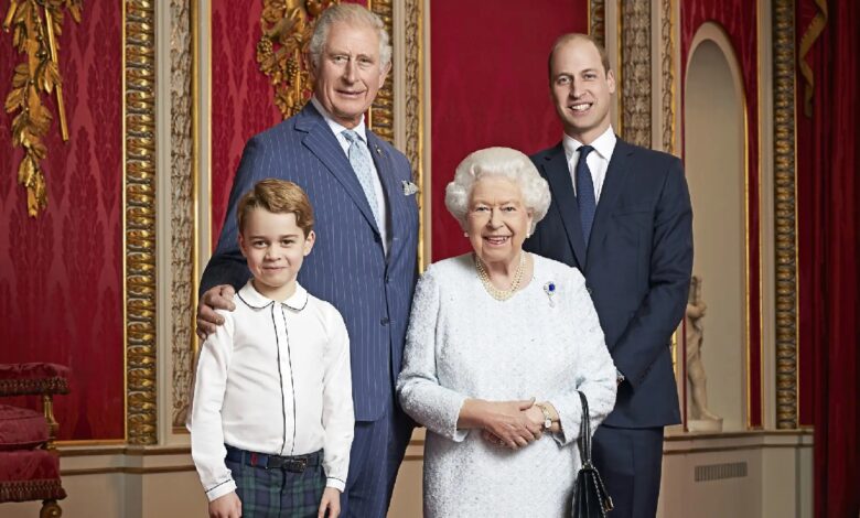 Con la partida de Isabel II, ¿quién asume el trono de la familia real británica?
