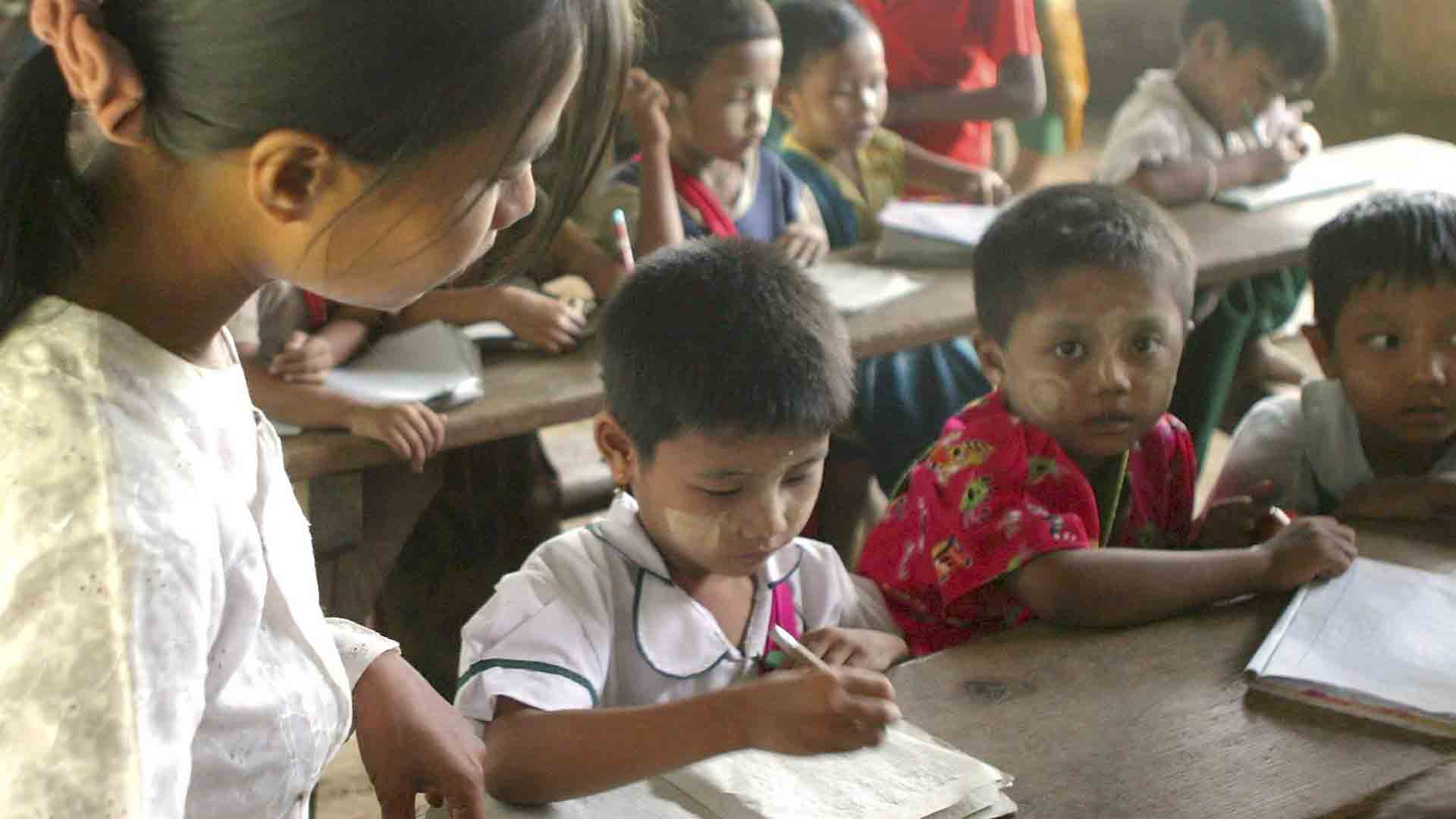 Condenan la muerte de 11 niños en un ataque aéreo en Myanmar