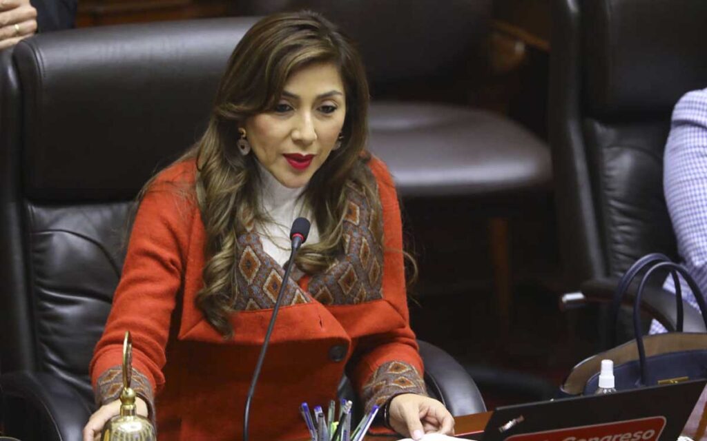 Congreso de Perú destituye a su presidenta tras difusión de polémicos audios