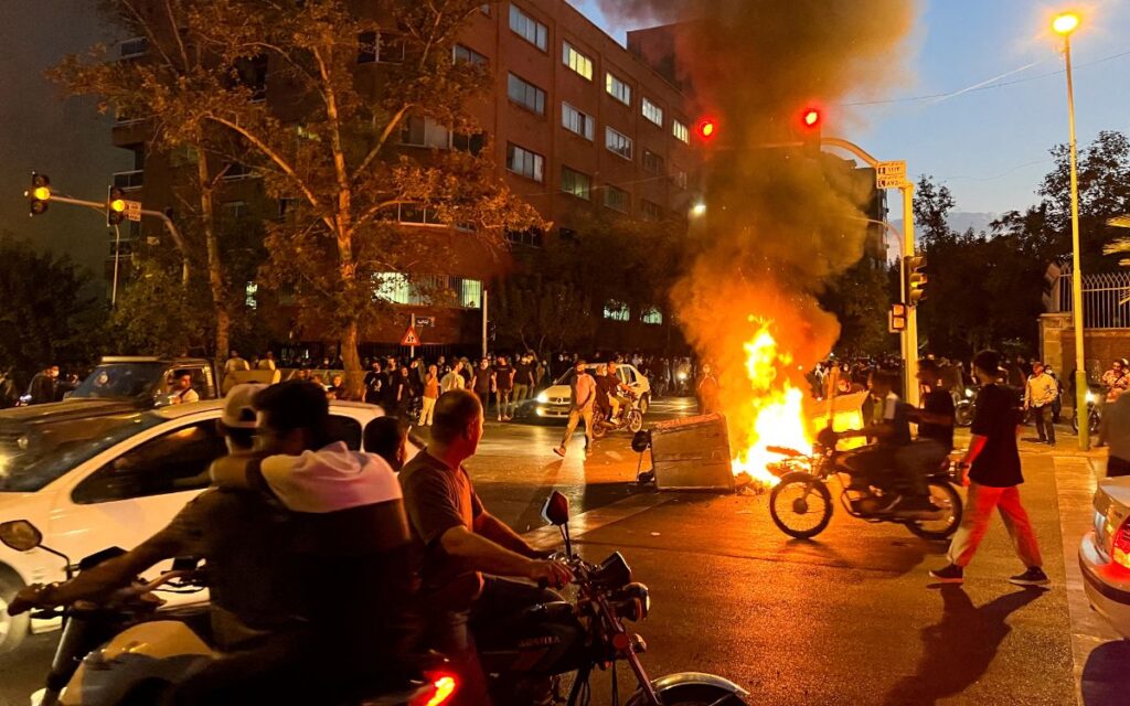 Continúan protestas en Irán por fallecimiento de una joven; van 83 muertos