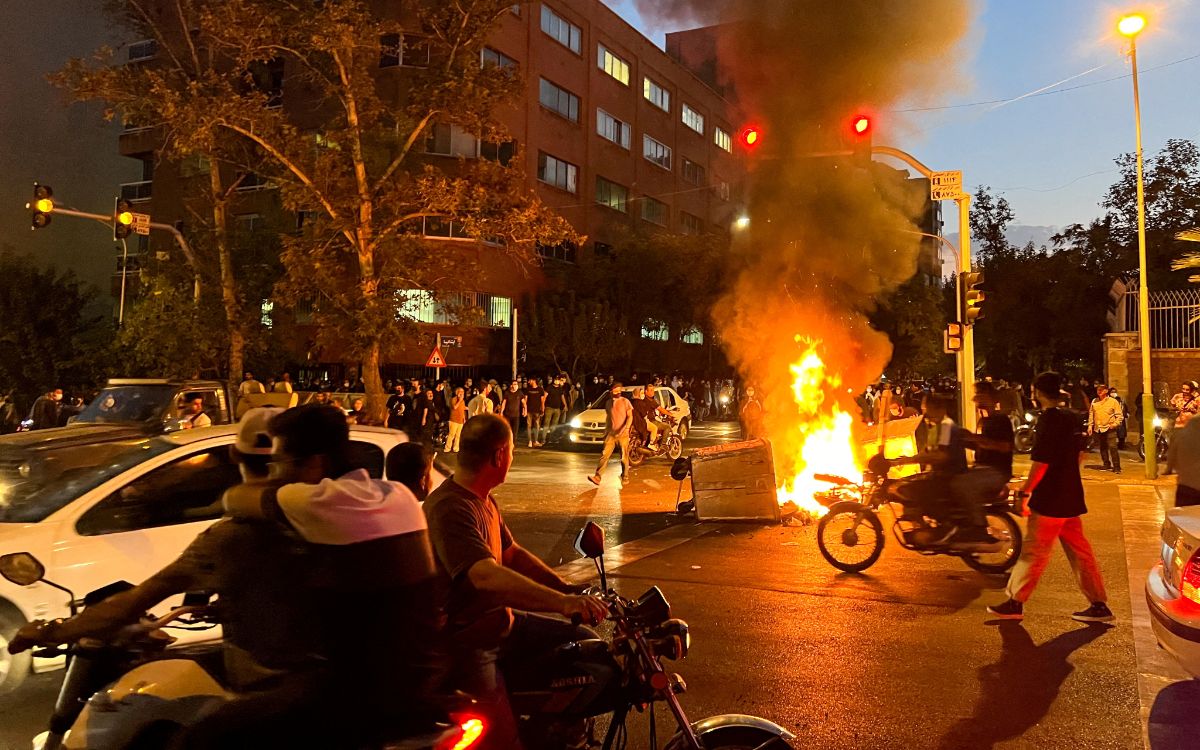 Continúan protestas en Irán por fallecimiento de una joven; van 83 muertos
