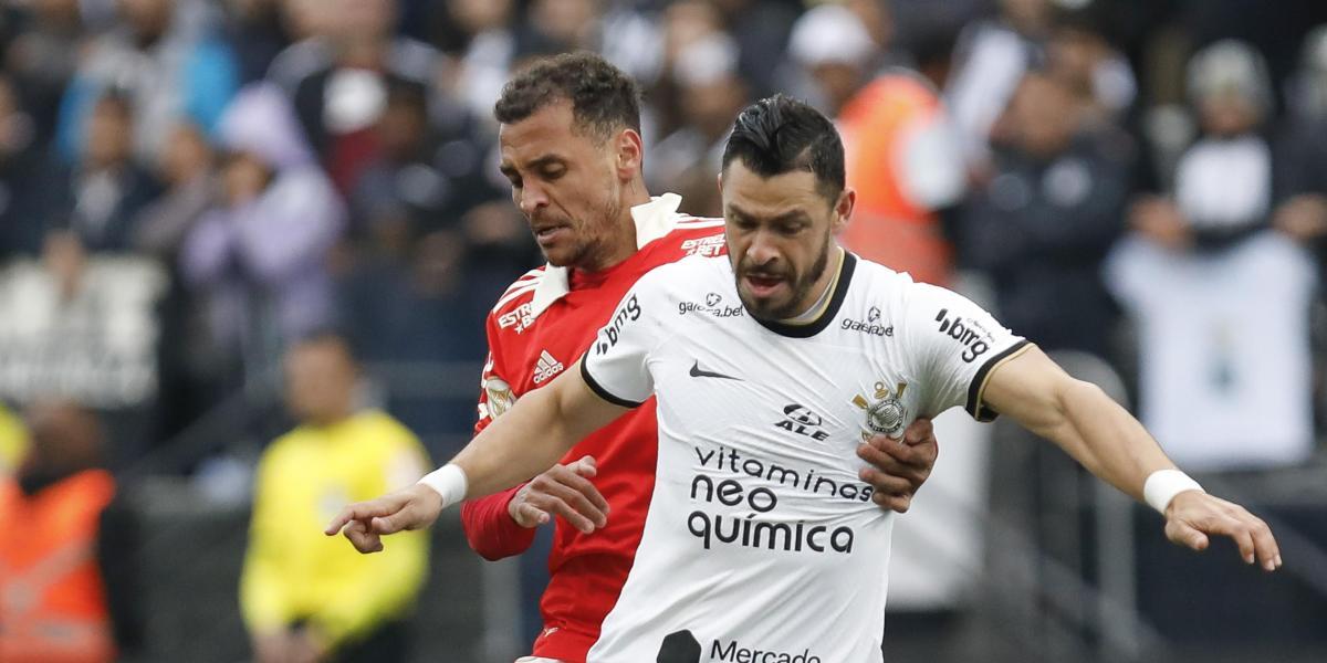 Corinthians e Internacional empatan y ayudan al Palmeiras