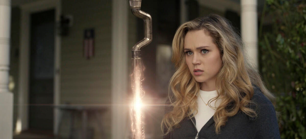 Courtney entrena con Starman en el adelanto de “The Suspects”