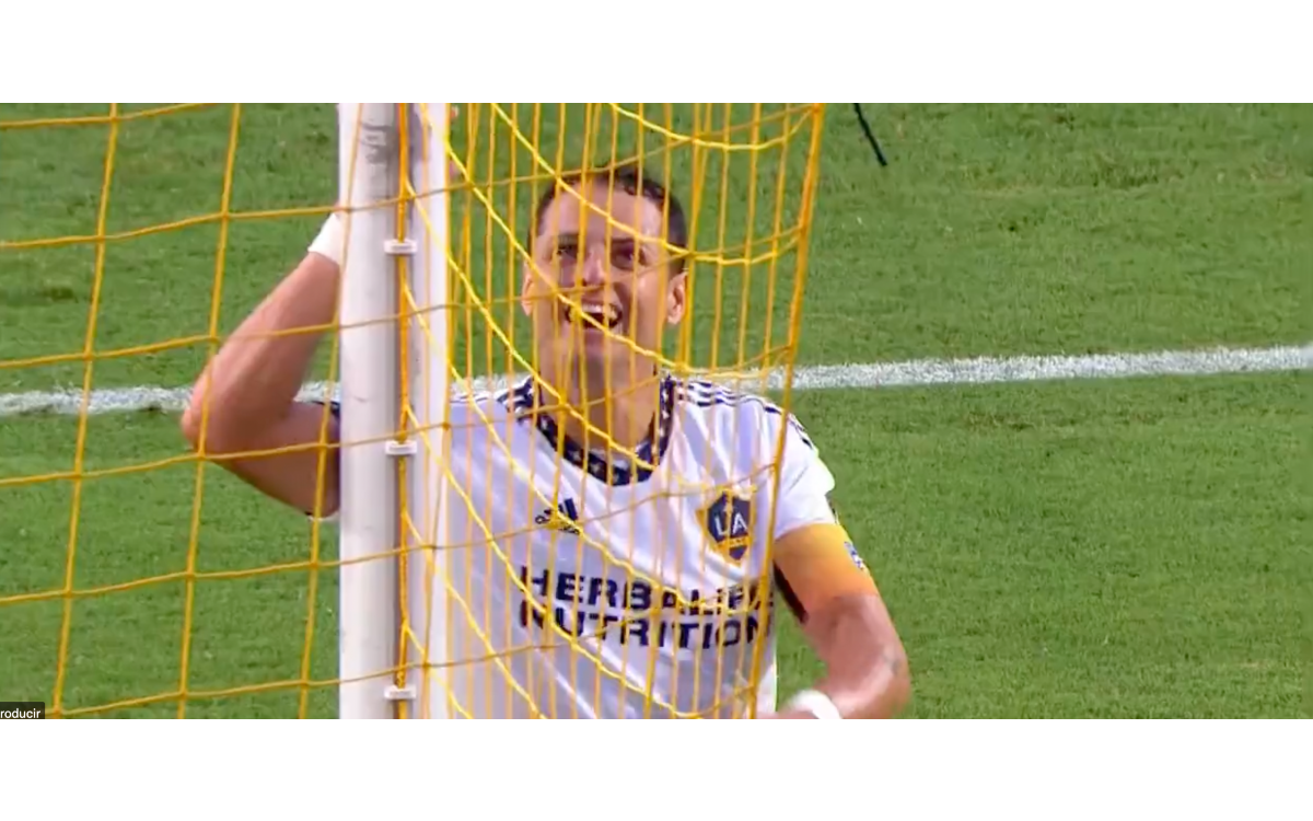 Da Chicharito cátedra de cómo no tirar un penal a lo Panenka | Video