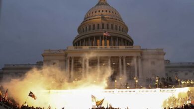 Dan 7 años de cárcel a seguidor de Trump por agredir a policías en asalto al Capitolio