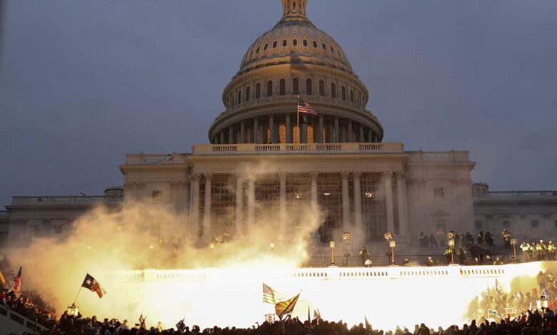 Dan 7 años de cárcel a seguidor de Trump por agredir a policías en asalto al Capitolio