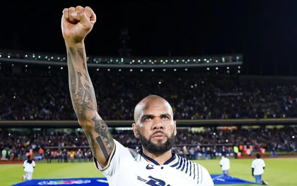 Dani Alves señala que los futbolistas mexicanos son 'conformistas' | Video