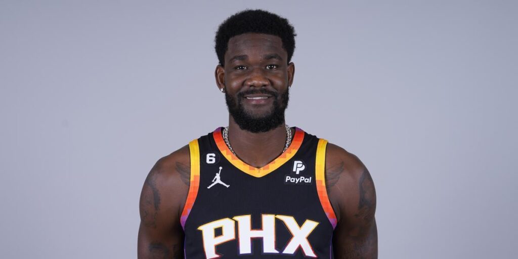 Deandre Ayton sigue incómodo en los Suns