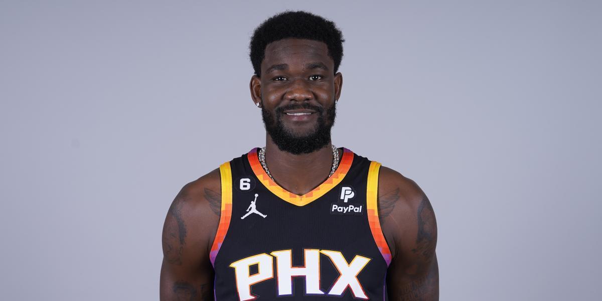 Deandre Ayton sigue incómodo en los Suns
