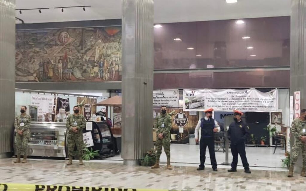 Desalojan plantón de extrabajadores y jubilados de Mexicana Aviación del AICM