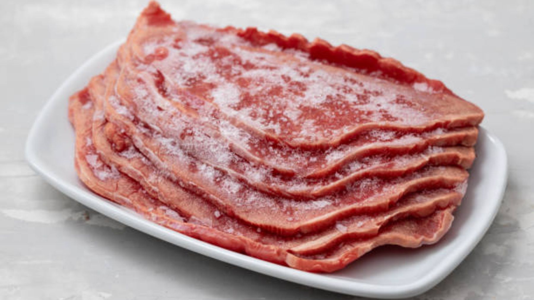 Descongelar la carne en cinco minutos con el truco de la olla invertida