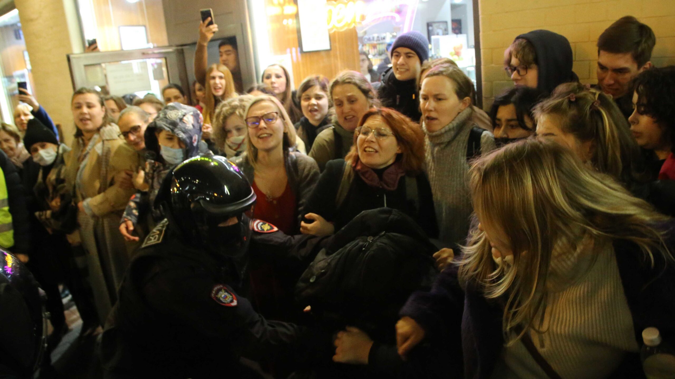 Despedidas con lágrimas en las calles y las redes sociales por los rusos convocados para luchar en Ucrania