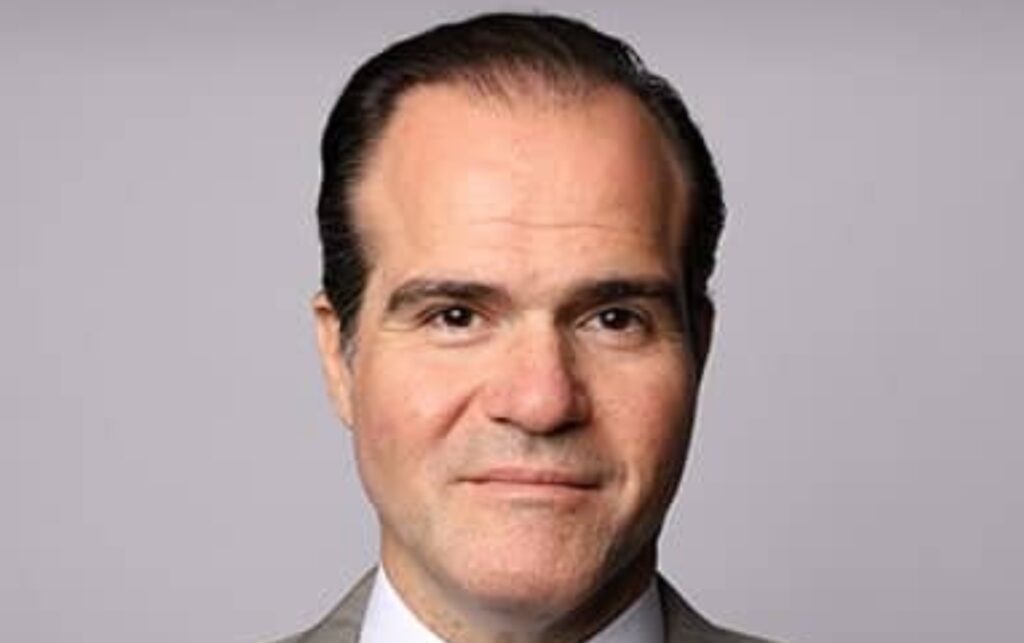 Destituyen a presidente del BID por tener una relación con otra empleada