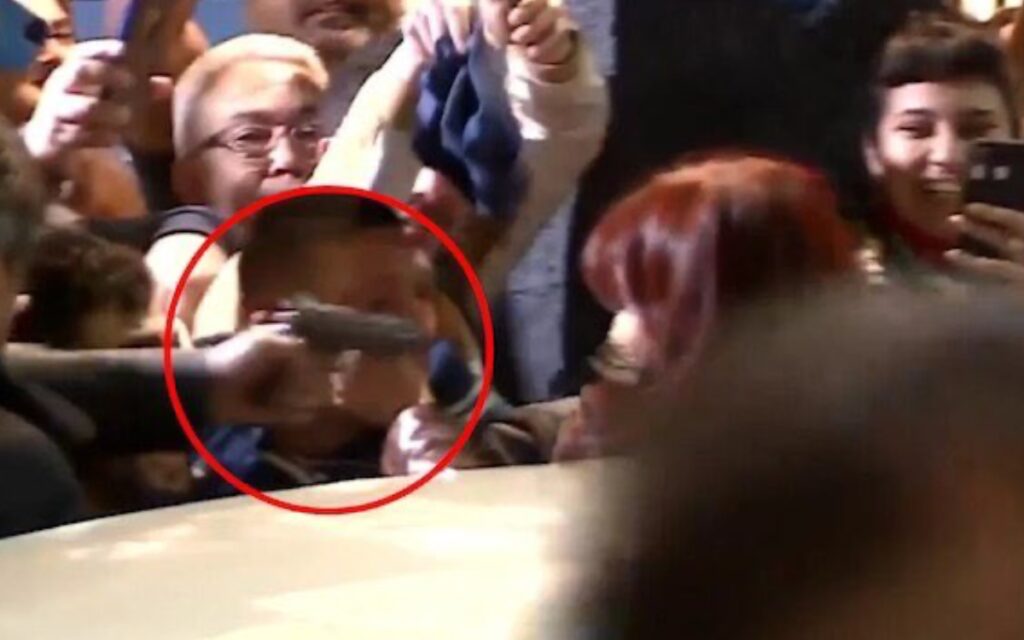 Detienen a hombre por apuntar con arma a Cristina Kirchner; es brasileño | Videos