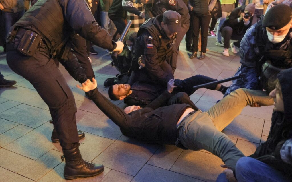 Detienen a más de 1,300 manifestantes contra orden de Putin sobre movilización militar