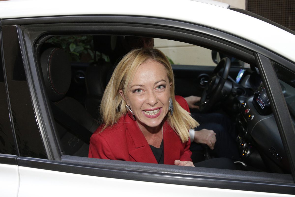 Draghi y Meloni buscan una transición rápida en Italia para cumplir con la UE