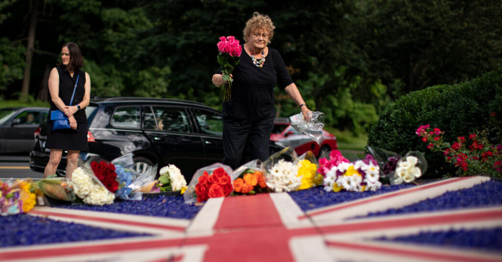 Duelo por la reina se mezcla con críticas a la monarquía