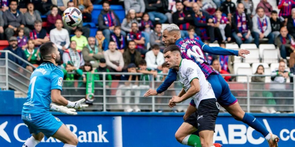 El Eibar, con un doblete de Stoichkov, segundo de forma provisional