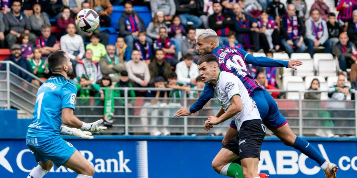 El Eibar, con un doblete de Stoichkov, segundo de forma provisional