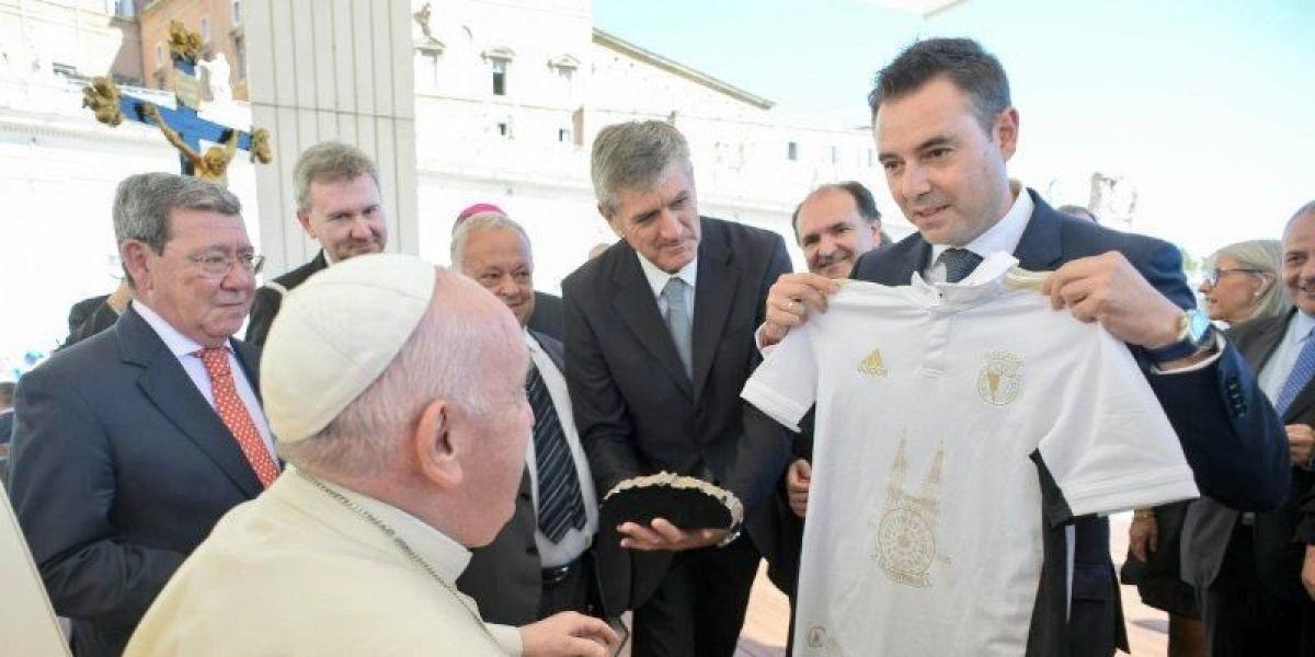 El Papa ya tiene la camiseta del ascenso del Burgos