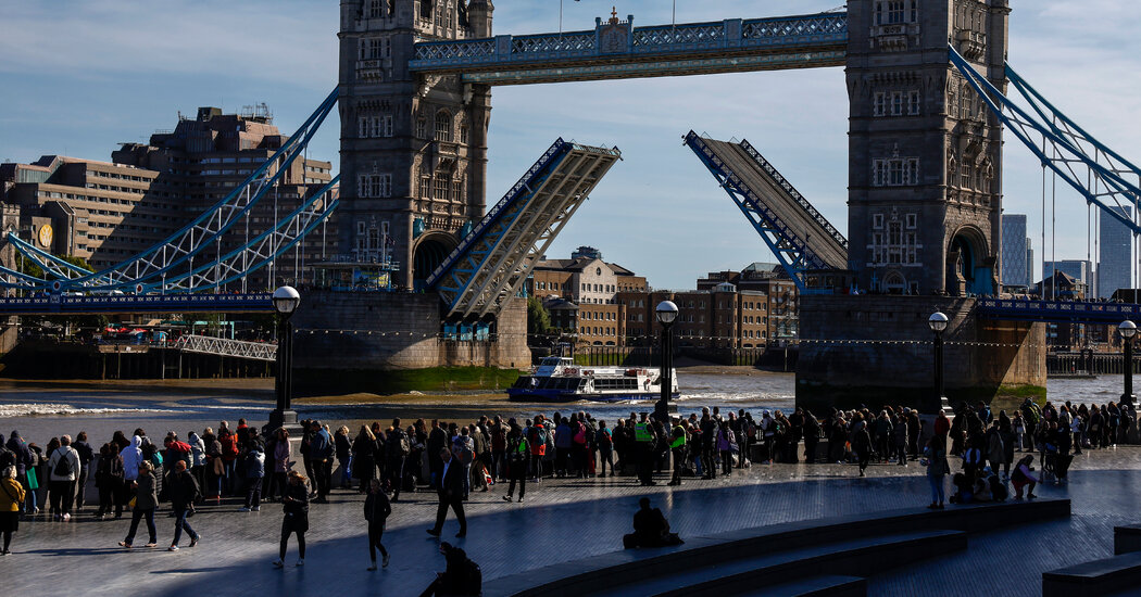 El Príncipe Guillermo y el Príncipe Harry Vigilaron a la Reina en Westminster Hall