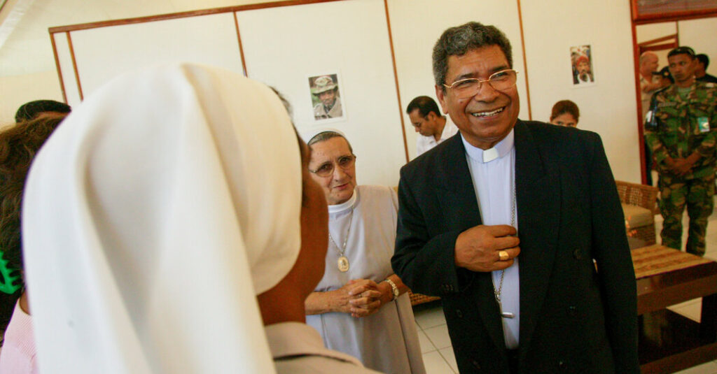 El Vaticano sancionó al obispo premio Nobel por denuncias de abuso infantil
