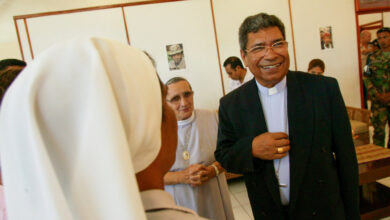 El Vaticano sancionó al obispo premio Nobel por denuncias de abuso infantil
