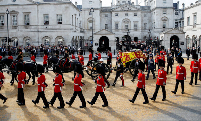 El ataúd de la reina pasa por lugares emblemáticos de Londres hasta Westminster Hall