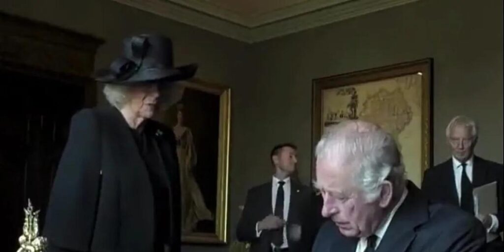 El berrinche de Carlos III tras mancharse con una pluma: "¡No puedo soportar esta maldita cosa!"