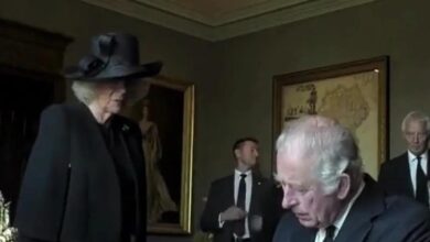 El berrinche de Carlos III tras mancharse con una pluma: "¡No puedo soportar esta maldita cosa!"
