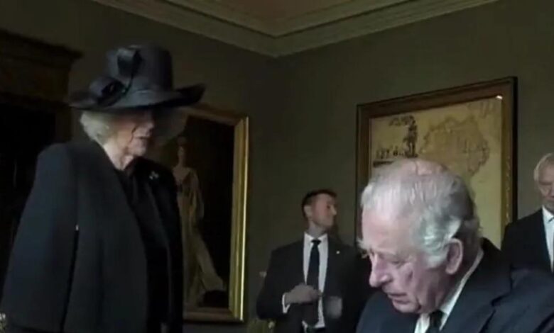 El berrinche de Carlos III tras mancharse con una pluma: "¡No puedo soportar esta maldita cosa!"