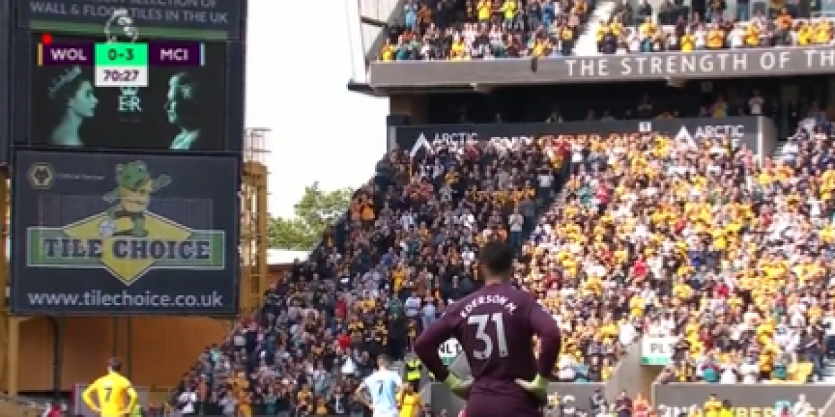 El brutal y elegante gesto de los jugadores con Isabel II en el Wolverhampton - City