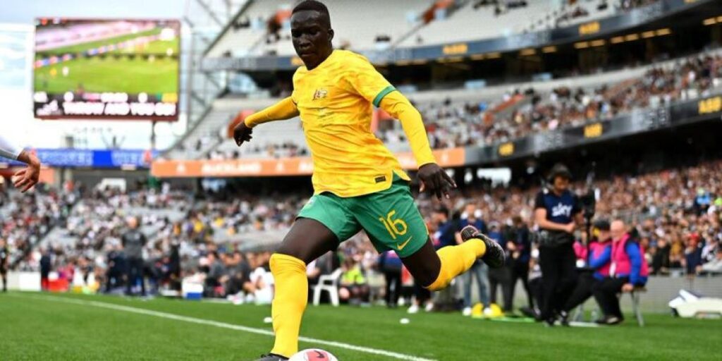 El codiciado Kuol causa sensación en su debut con Australia