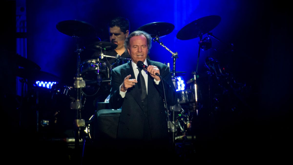 El contrato secreto de Julio Iglesias con el abogado del poder de México: Islas Vírgenes, Andorra y hoteles de lujo para una fiesta de cumpleaños
