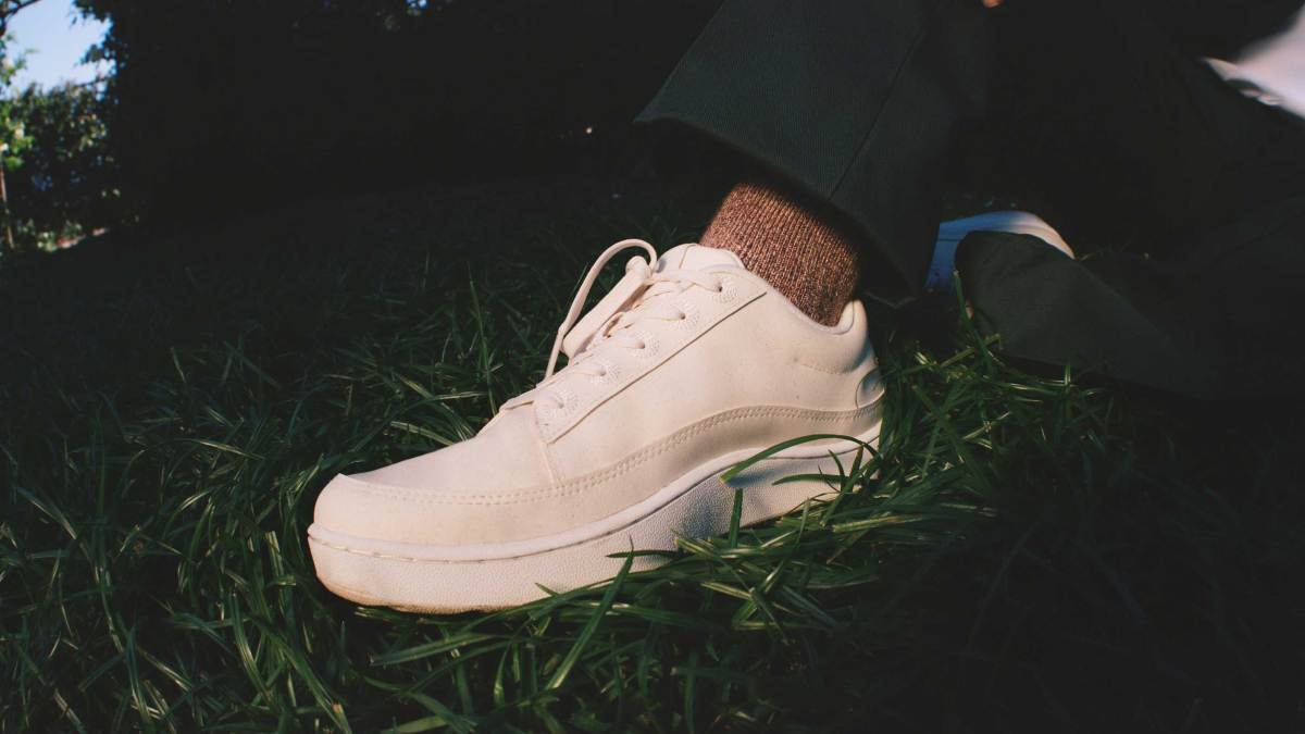 El cuero a base de plantas lleva la nueva silueta de Allbirds a un territorio más elegante