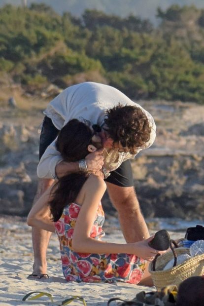 Quim Gutiérrez y Paula Willems besándose / Gtres