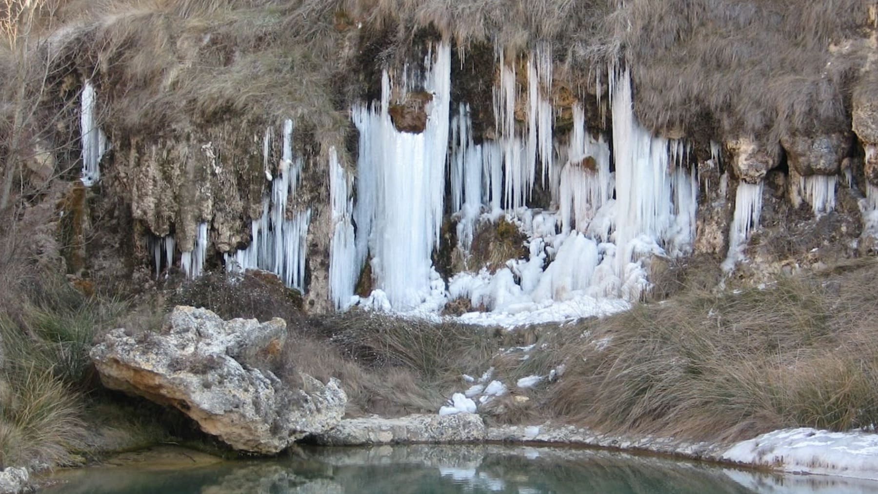 El increíble pueblo de España por el que puedes pasear por una cortina de agua