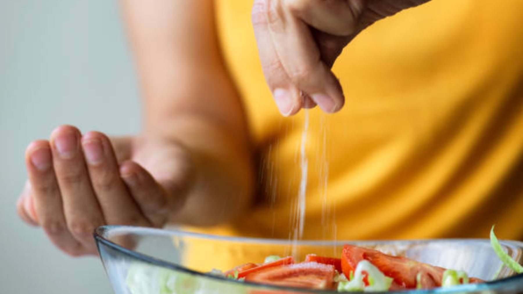 El motivo por el que no debes echar sal a la comida después de cocinarla