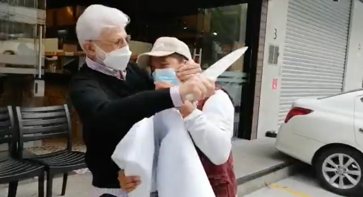 El padre del alcalde panista Mauricio Tabe amenaza con un cuchillo a un funcionario tras clausurar su restaurante