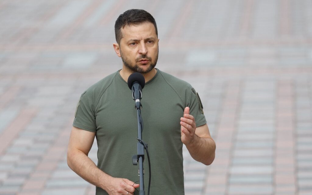 El presidente de Ucrania Volodímir Zelenski sufre accidente vehicular