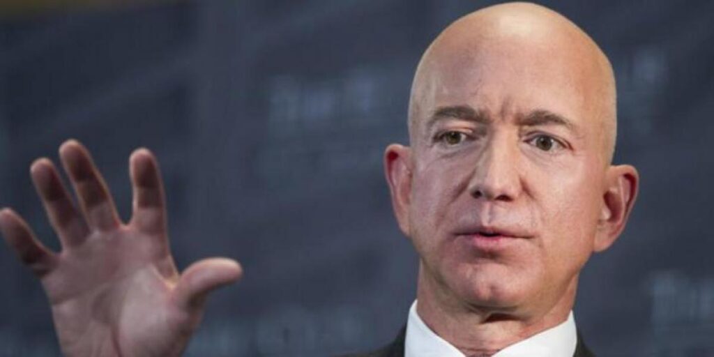 El primer trabajo de Jeff Bezos antes de convertirse en uno de los hombres más ricos del mundo