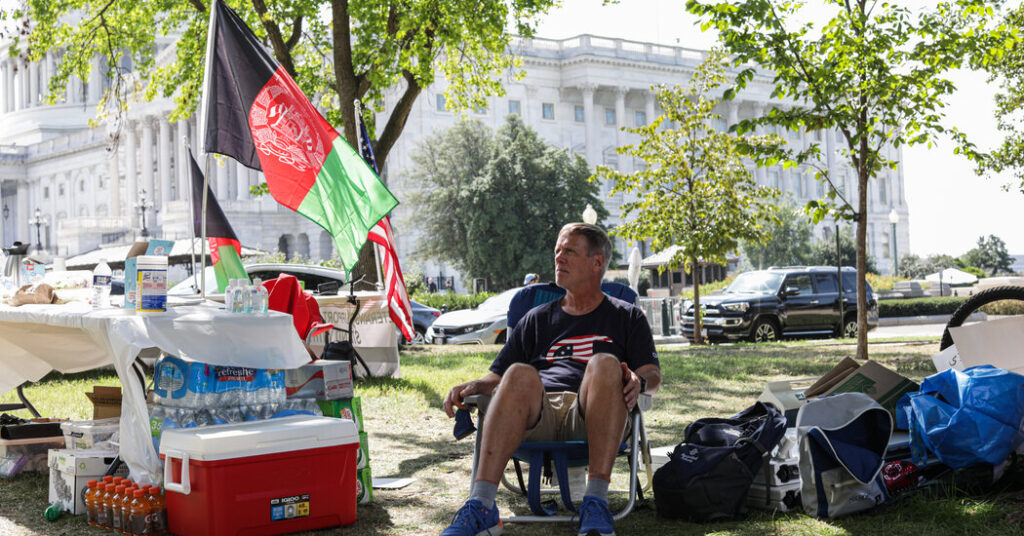 El proyecto de ley para otorgar a los evacuados afganos un camino hacia la residencia tiene inconvenientes