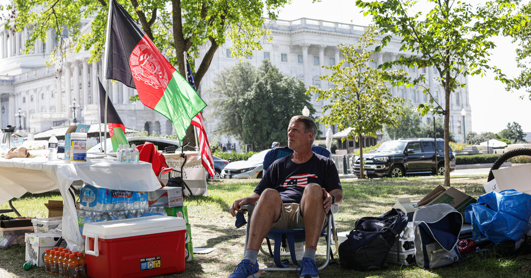 El proyecto de ley para otorgar a los evacuados afganos un camino hacia la residencia tiene inconvenientes