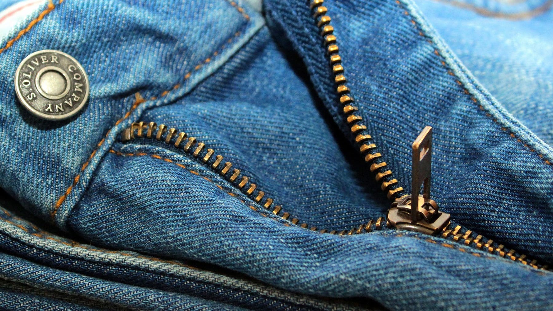 El significado oculto de las letras escondidas en tus vaqueros
