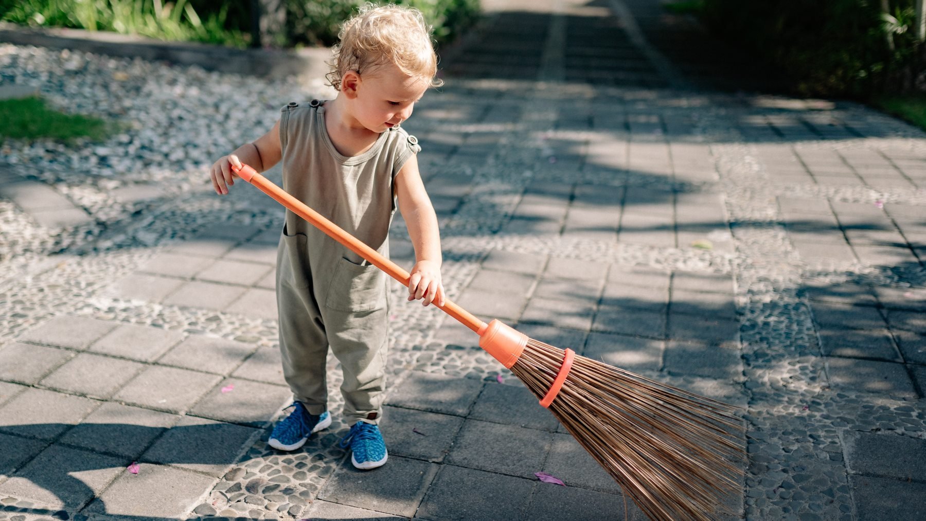El trucazo casero para no dejar una mota de polvo al terminar de barrer