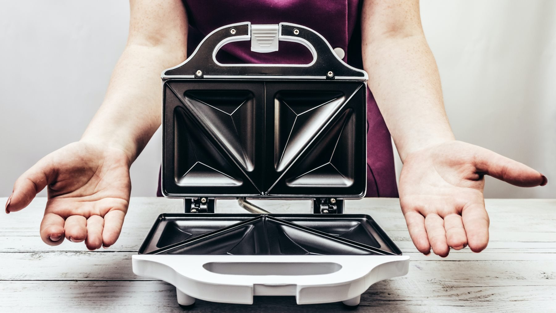 El truco con remedios caseros para limpiar fácil y rápidamente tu sandwichera